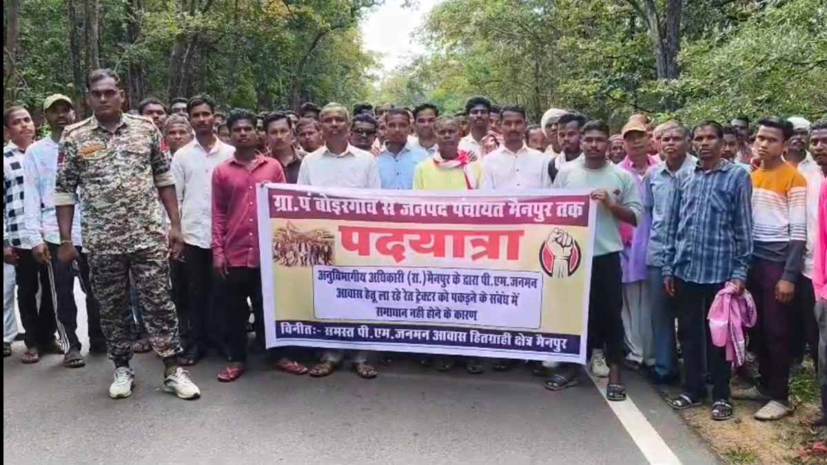 SDM ने रेत परिवहन रोका तो जमकर हुआ हंगामा, ग्रामीणों ने पदयात्रा निकाल कर लगाए होश में आओ के नारे 