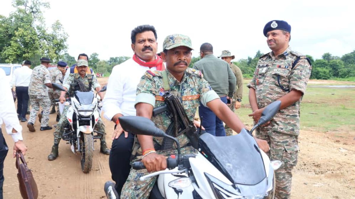 सुदूर नक्सल प्रभावित क्षेत्र ग्राम नंबी पहुंचे डिप्टी सीएम विजय शर्मा