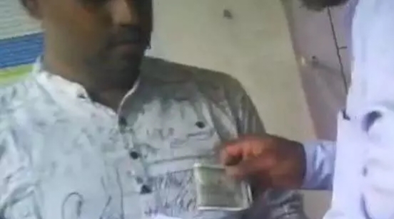 पीएम सम्मान निधि के केवाईसी के नाम पर किसानों से वसूली कर रहे कंप्यूटर ऑपरेटर के वीडियो हुआ वायरल