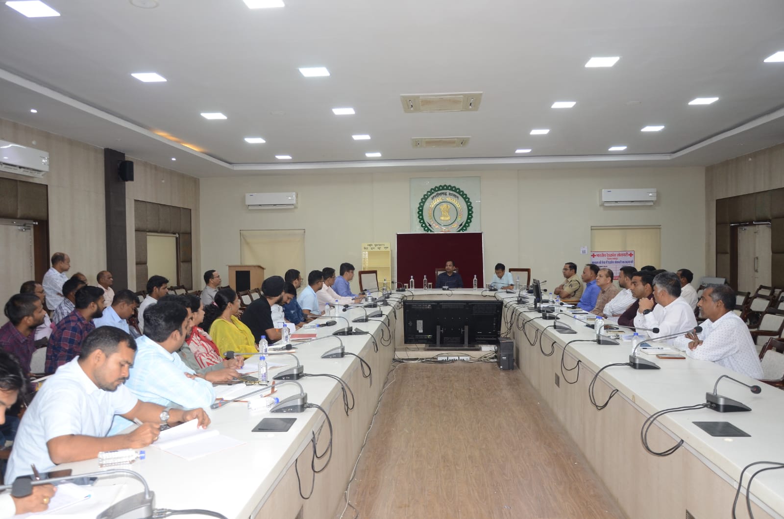 आवारा पशुओं से होने वाली दुर्घटनाओं पर रोक लगाने कलेक्टर डॉ. गौरव सिंह ने जारी किये दिशा-निर्देश, शिकायतों के लिए टोल फ्री नंबर जारी