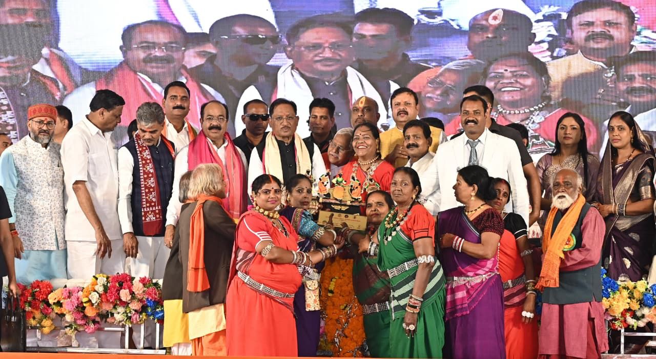 मुख्यमंत्री विष्णुदेव साय पंडवानी महासम्मेलन के समापन समारोह में हुए शामिल