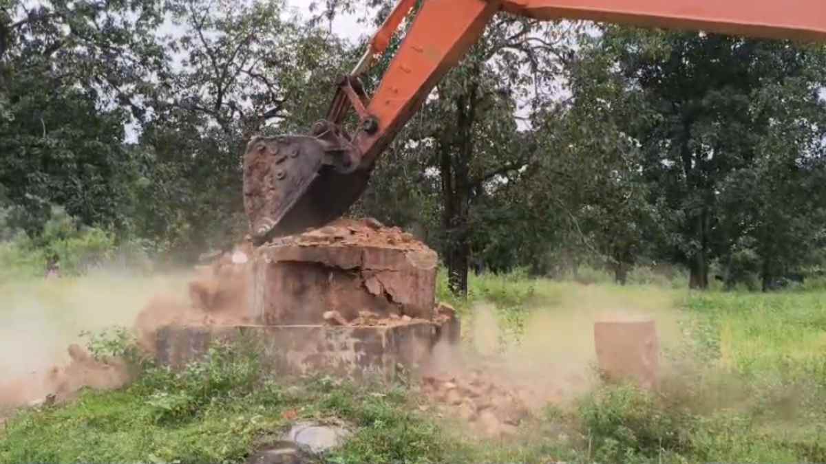सुरक्षाबलों की बड़ी कार्रवाई, माओवादियों के 15 फीट ऊंचे स्मारक को बुलडोजर से किया ध्वस्त&hellip;