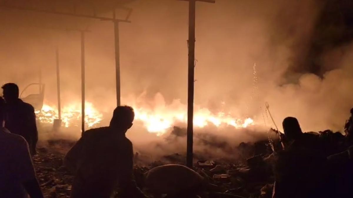 मनेन्द्रगढ़ में प्लास्टिक फैक्ट्री में भीषण आग, लाखों का सामान जलकर खाक