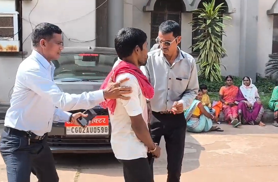 जनदर्शन कार्यक्रम में मचा बवाल, युवक ने डाल दिया खुद पर केरोसिन, जानिये क्या है पूरा मामला