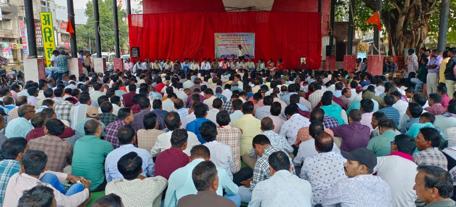 धान खरीदी से पहले अनिश्चितकालीन हड़ताल पर सहकारी समिति कर्मचारी और कंप्यूटर ऑपरेटर, चार सूत्रीय मांगों को लेकर पांच संभागों में प्रदर्शन शुरू