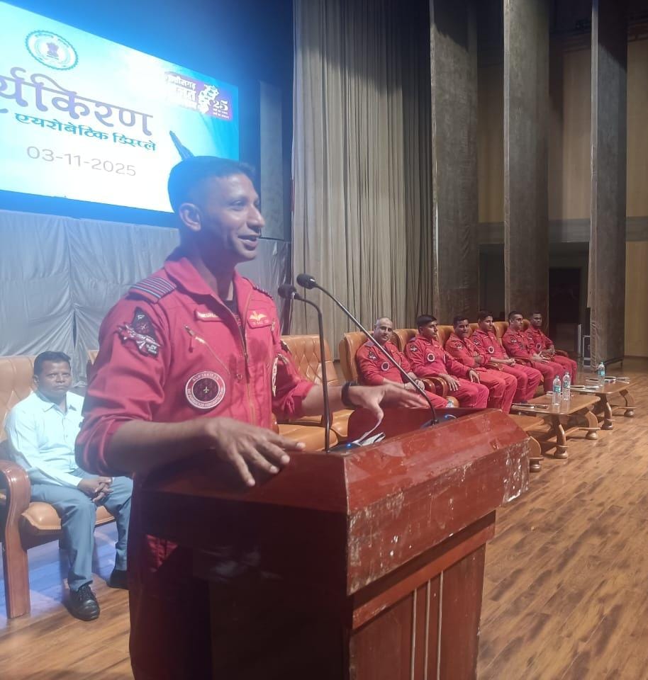 सूर्यकिरण एरोबैटिक टीम ने दीनदयाल उपाध्याय ऑडिटोरियम में बच्चों से की मुलाकात, दी प्रेरणा &ndash; बढ़ाया उत्साह