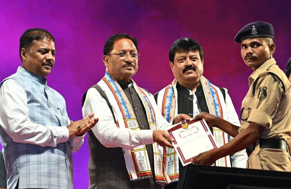 मुख्यमंत्री ने नक्सल मोर्चे पर अदम्य साहस दिखाने वाले दो शहीदों के परिजनों और 12 पुलिस जवानों को प्रदान किए वीरता पदक