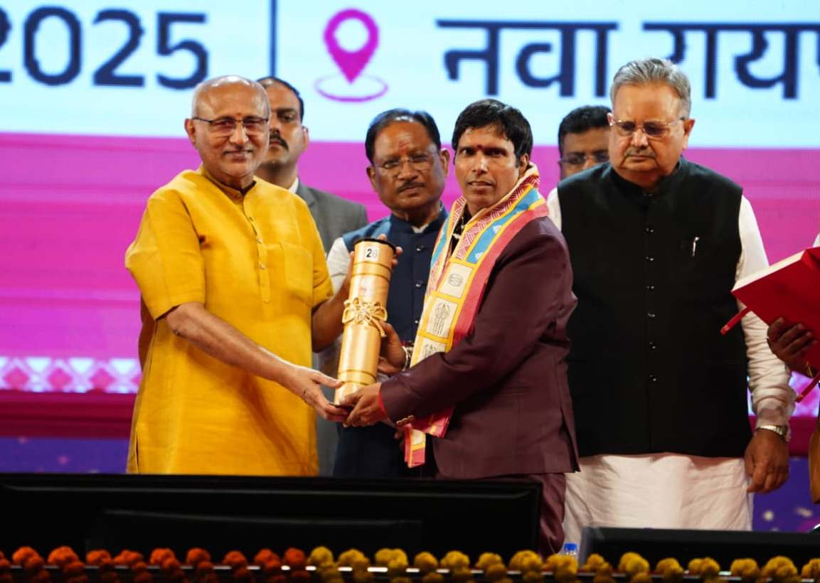 राज्य अलंकरण समारोह : उपराष्ट्रपति के हाथों महासमुंद की बेटी को मिला रानी वीरांगना अवंती बाई लोधी सम्मान