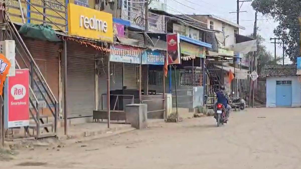 नेशनल हाईवे-30 की जर्जर हालत के विरोध में नगर बंद रहा सफल