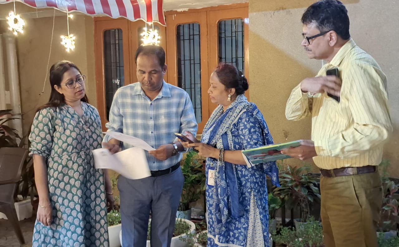 मतदाता सूची के विशेष गहन पुनरीक्षण अभियान के तहत कलेक्टर को बीएलओ ने सौंपा गणना प्रपत्र