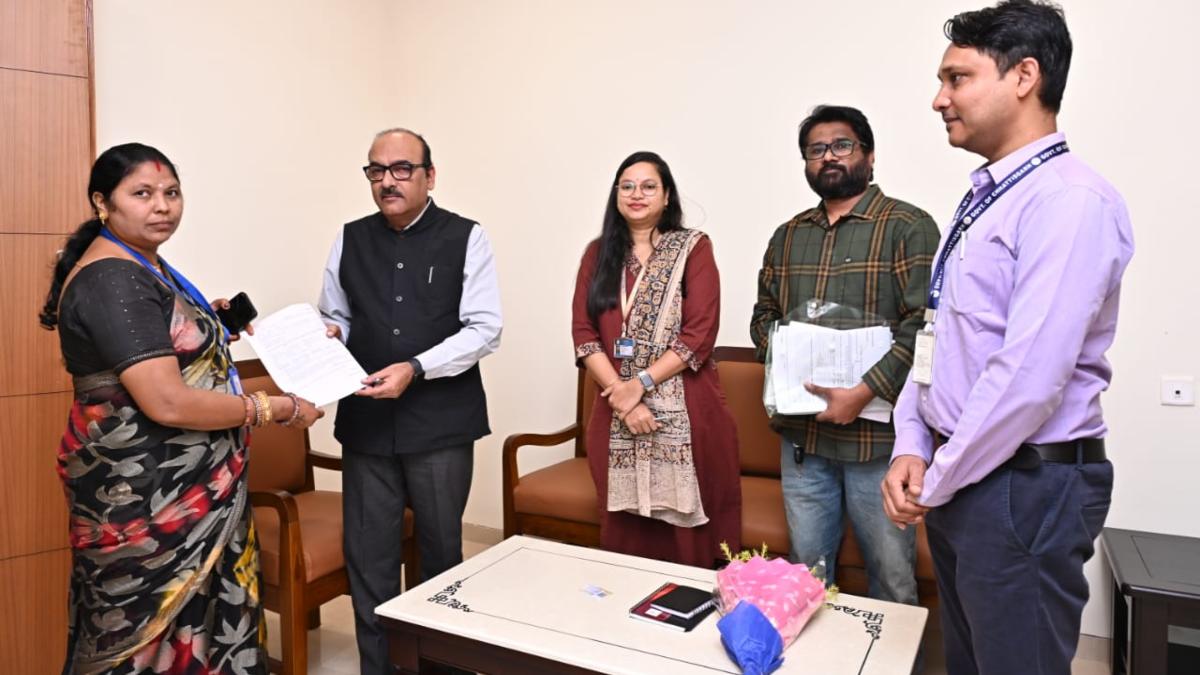 SIR अभियान 2025: मुख्य सचिव ने खुद भरा गणना प्रपत्र, BLO कर रहे घर-घर सर्वे&hellip;