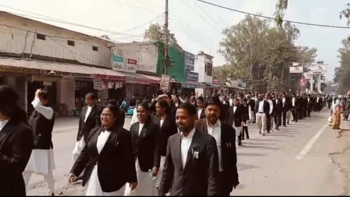 अधिवक्ताओं की अनिश्चितकालीन काम बंद हड़ताल हुई शुरू