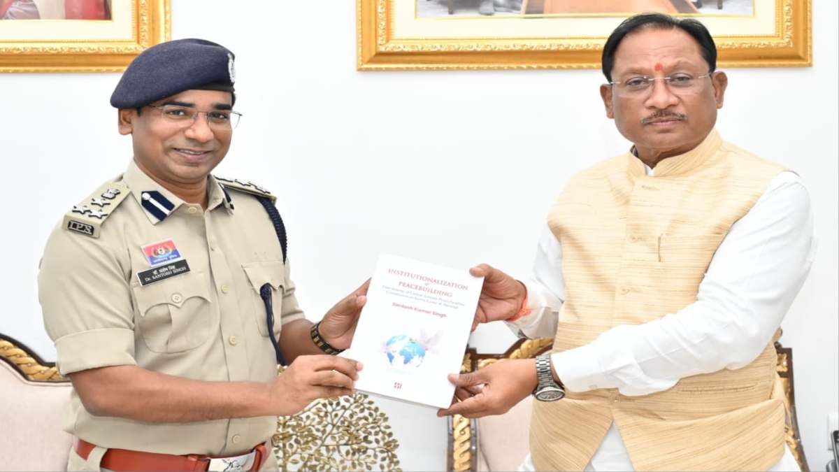 IPS डॉ. संतोष के संयुक्त राष्ट्र के शांति प्रयास पर लिखित किताब का प्रकाशन, सीएम साय, विधानसभा अध्यक्ष डॉ. रमन सिंह और डीजीपी को भेंट की पुस्तक