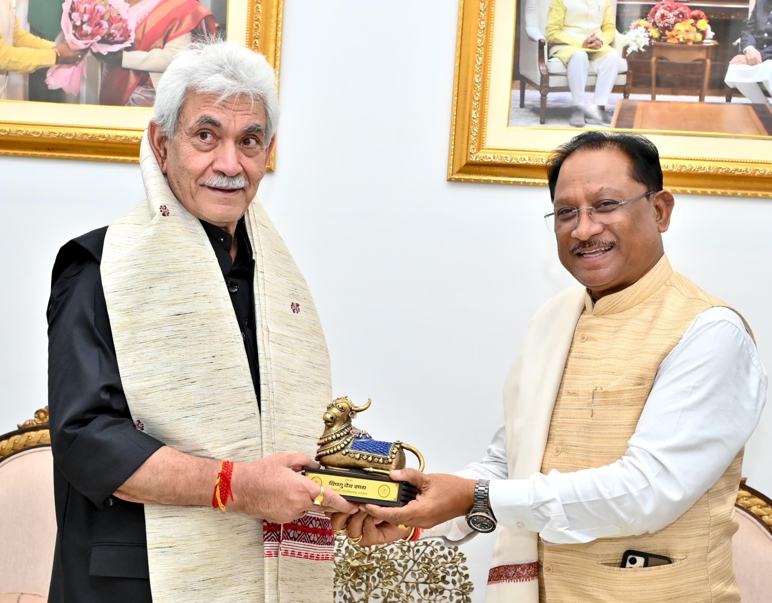 मुख्यमंत्री से जम्मू-कश्मीर के उपराज्यपाल मनोज सिन्हा ने की मुलाकात