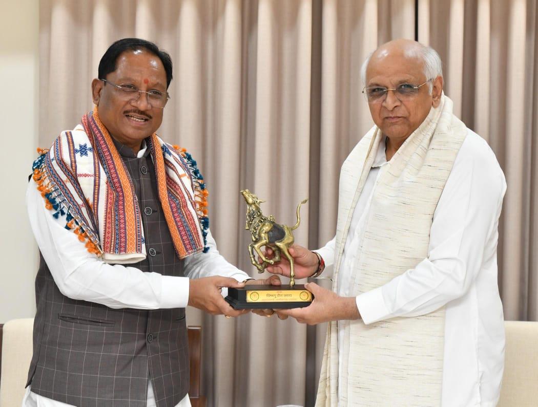 मुख्यमंत्री विष्णु देव साय ने गांधीनगर में गुजरात के सीएम भूपेंद्र पटेल से की सौजन्य भेंट