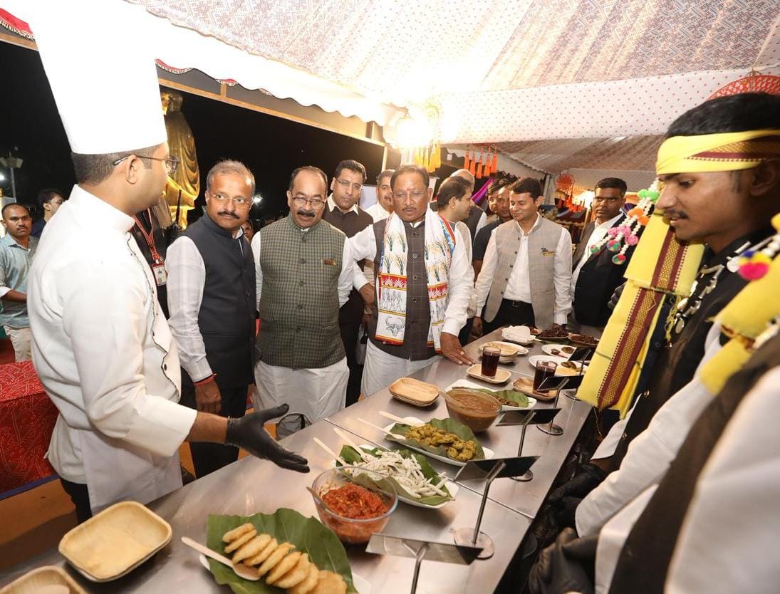 मुख्यमंत्री विष्णुदेव साय ने छत्तीसगढ़ पर्यटन मंडल के स्टॉल का किया अवलोकन