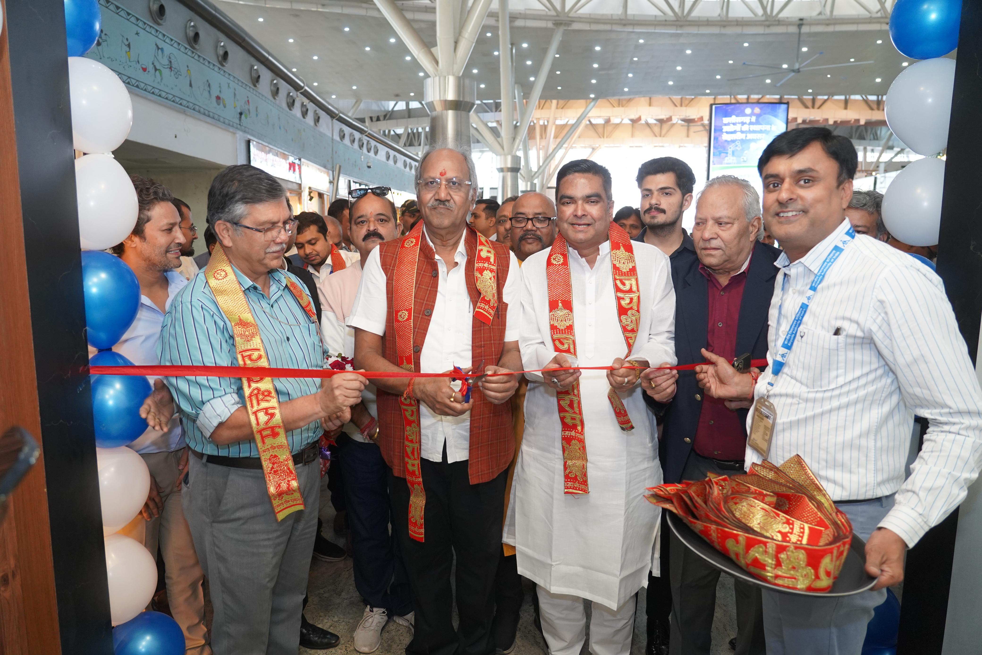 रायपुर एयरपोर्ट पर यात्री सुविधाओं में नया अध्याय, सांसद बृजमोहन अग्रवाल ने किया आधुनिक लाउंज का शुभारंभ