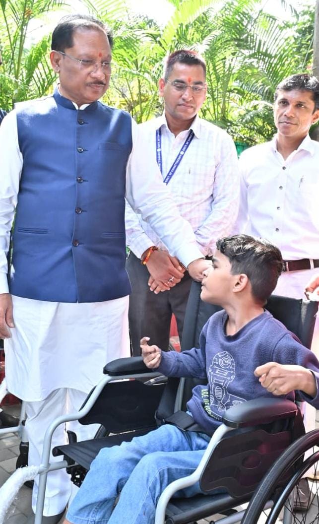 पैरों से चित्र उकेरने वाली पूनम बिटिया के जीवन में मुख्यमंत्री ने भरी नई उम्मीद &mdash; अब विशेष विद्यालय में मिलेगा शिक्षण और छात्रवृत्ति