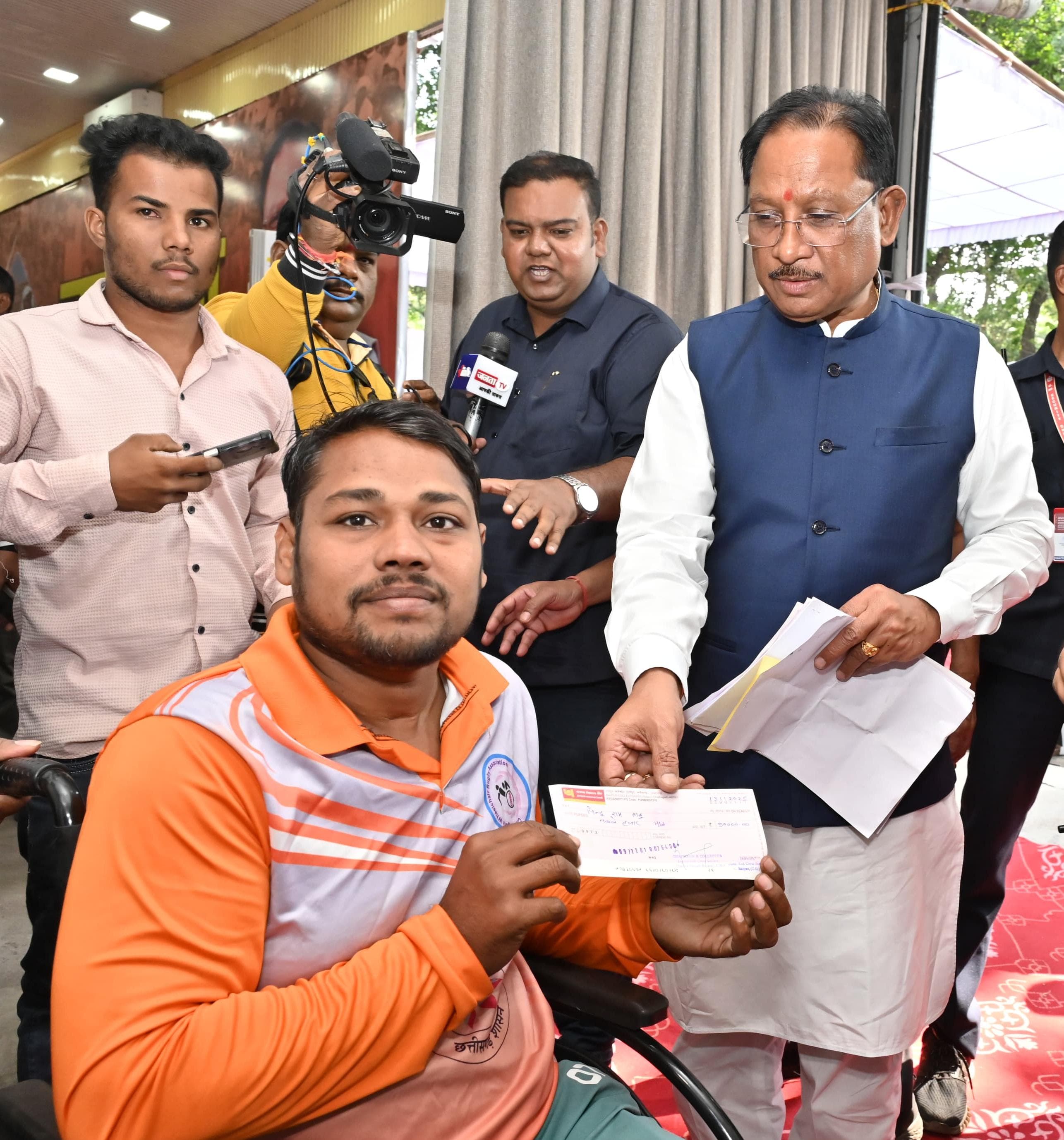 दिव्यांग रग्बी खिलाड़ी की मदद के लिए मुख्यमंत्री आगे आए &mdash; जनदर्शन में स्वीकृत किया 90 हजार रुपए का आर्थिक अनुदान,&nbsp;चेक के माध्यम से प्रदान की सहायता राशि