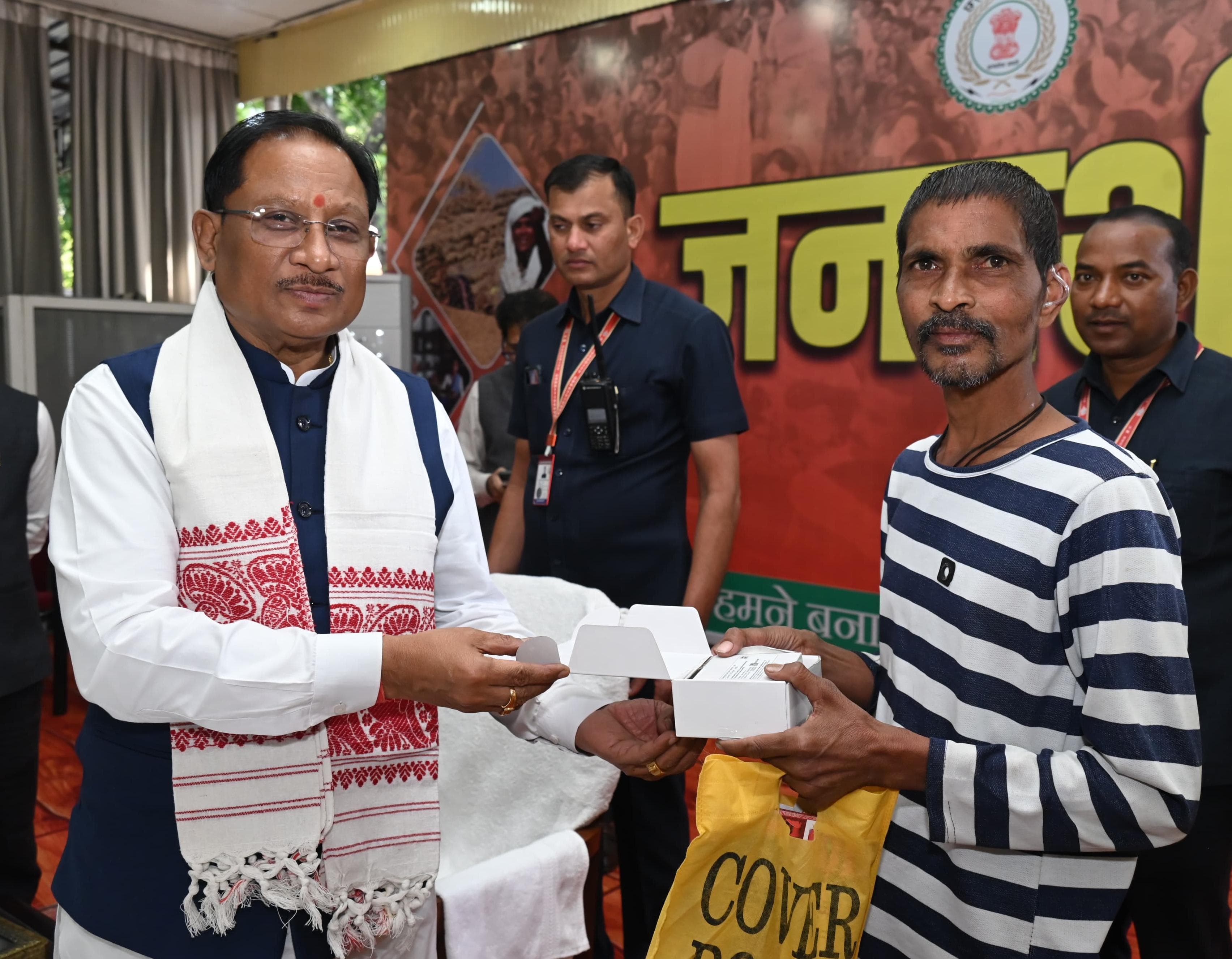 मुख्यमंत्री विष्णुदेव साय ने समझी पीड़ा, तुरंत बढ़ाया कदम - रमन निर्मलकर को सौंपा श्रवण यंत्र