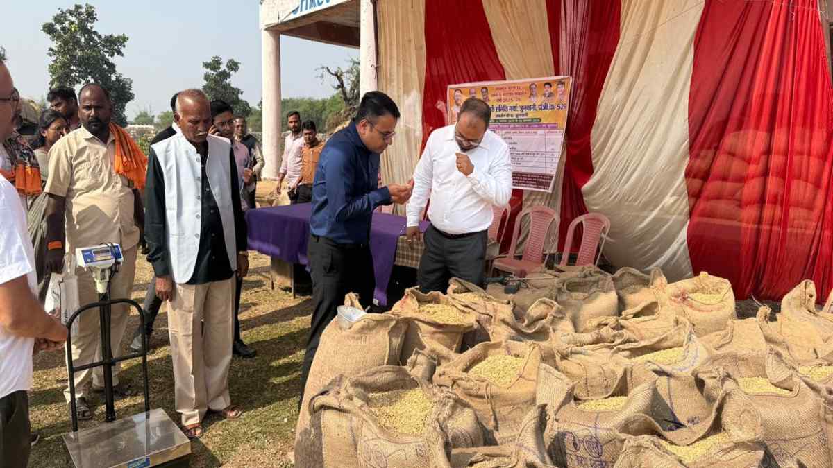 काम पर लौटे सहकारी समितियों के कर्मचारी, कलेक्टर बोले &ndash;