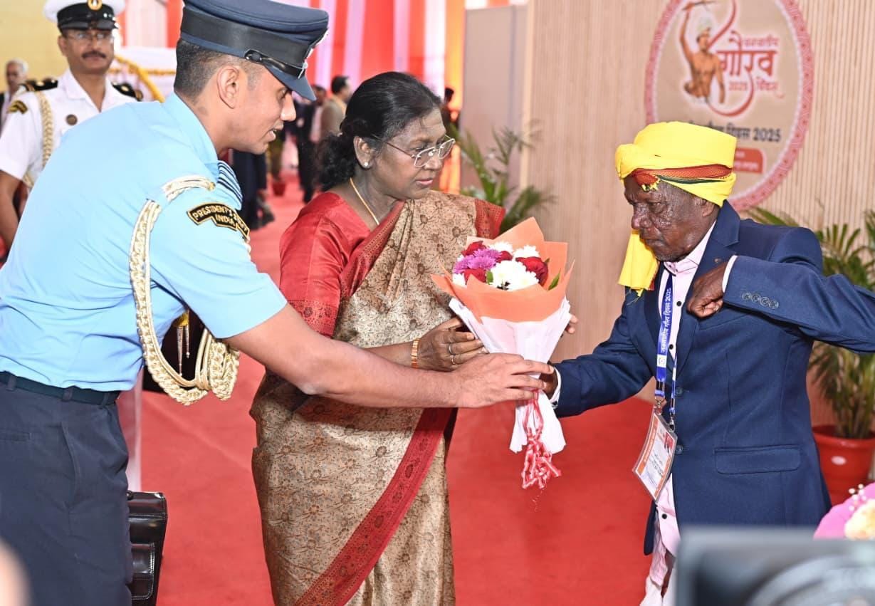 राष्ट्रपति द्रौपदी मुर्मु ने जनजातीय समाज प्रमुखों और स्वतंत्रता संग्राम सेनानियों से की मुलाकात