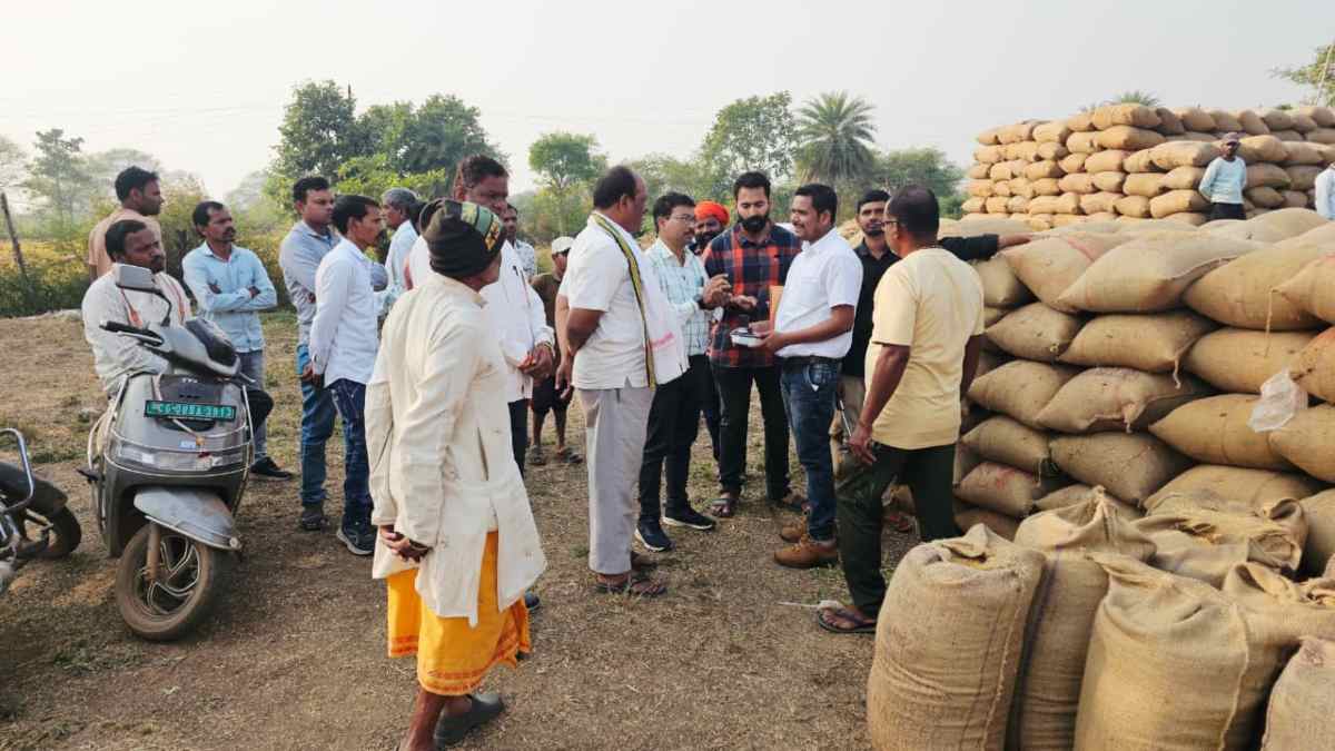 25 लाख से ज्यादा का अवैध धान जब्त, खरीदी केंद्र में पुराने धान को खपाने लाया था कोचिया