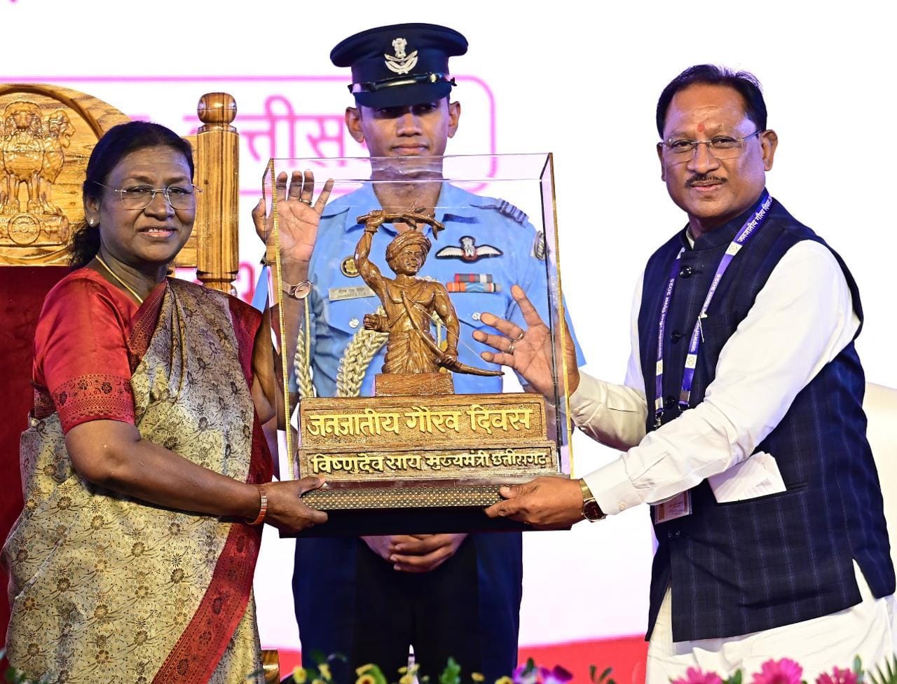 मुख्यमंत्री विष्णु देव साय ने राष्ट्रपति द्रौपदी मुर्मु को भेंट की धरती आबा भगवान बिरसा मुंडा की बस्तर आर्ट प्रतिमा