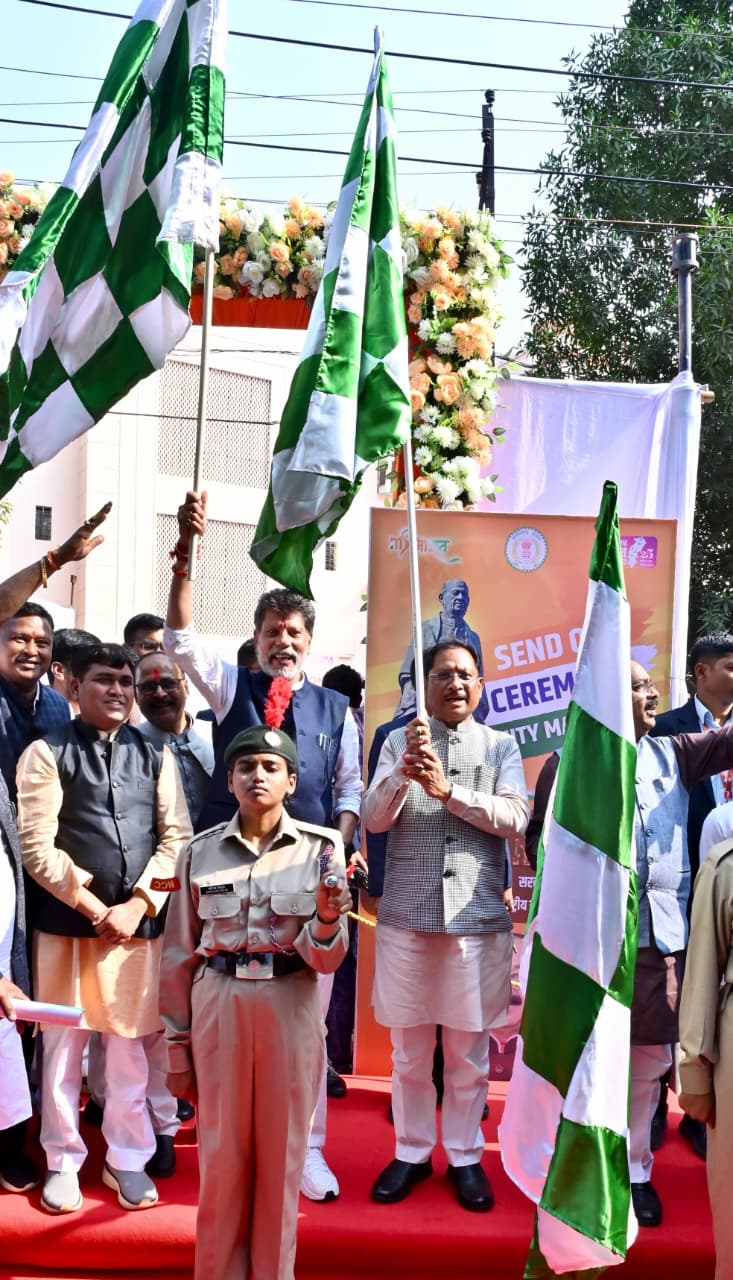 मुख्यमंत्री विष्णुदेव साय ने यूनिटी मार्च के लिए राज्य के 68 युवाओं के दल को हरी झंडी दिखाकर किया रवाना