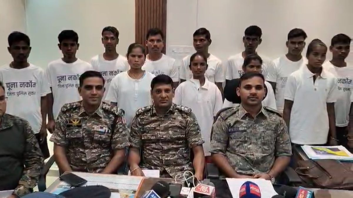 5 महिलाओं समेत 15 सक्रिय माओवादियों ने किया सरेंडर, 48 लाख का घोषित था इनाम