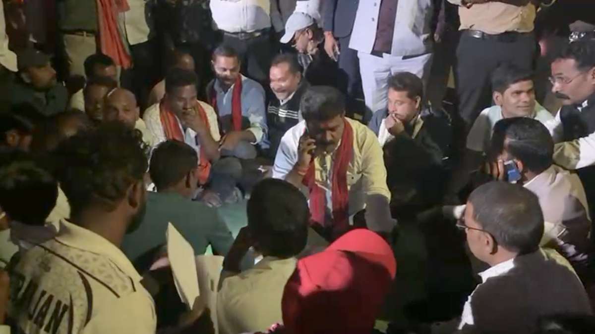 डिप्टी सीएम ने दिखाई संवेदनशीलता : टोकन नहीं कटने से परेशान किसानों ने घेरा तहसील कार्यालय, विजय शर्मा ने काफिला रुकवाकर सुनी समस्याएं