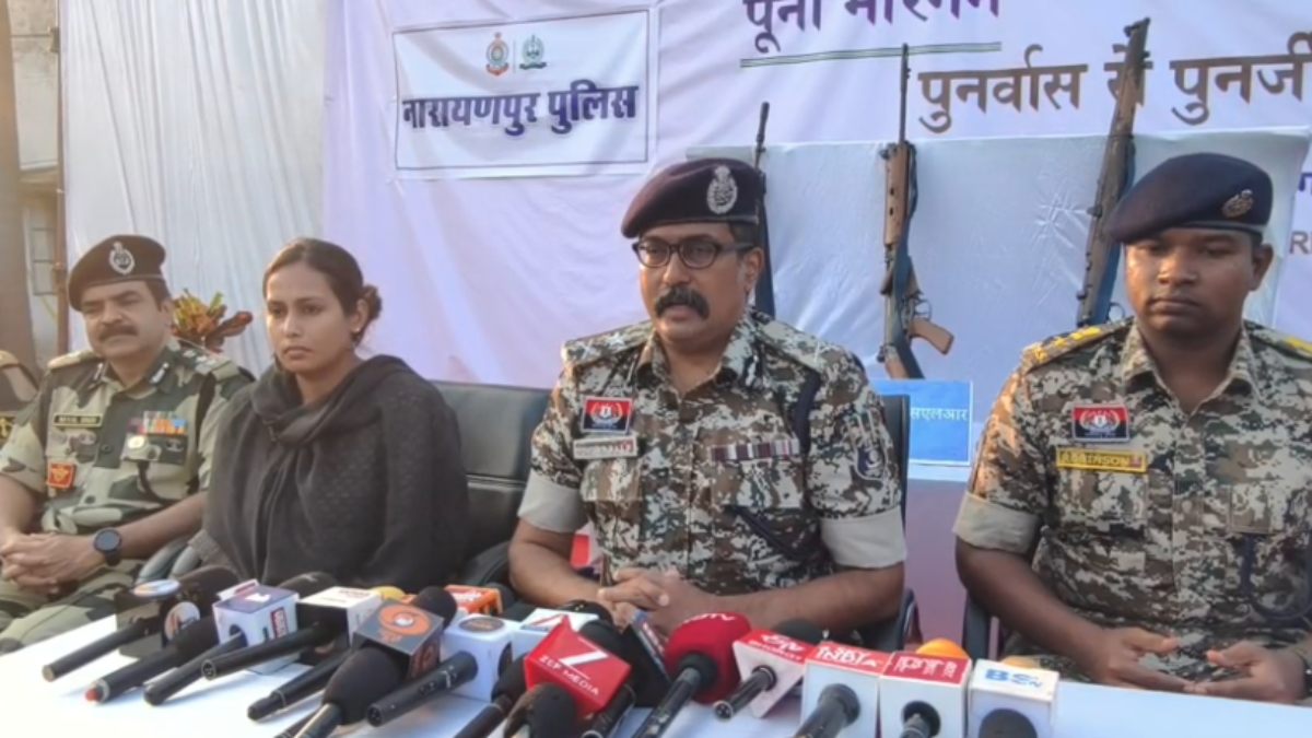 28 माओवादी कैडरों ने छोड़ा हिंसा का रास्ता, हथियारों के साथ IG के सामने किया आत्मसमर्पण