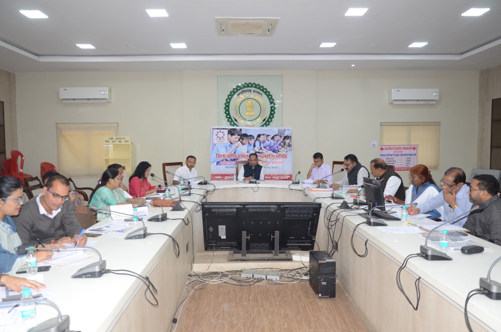 मध्याह्न भोजन योजना की प्रगति पर जिला स्तरीय बैठक आयोजित, कलेक्टर डॉ. गौरव सिंह ने दिए महत्वपूर्ण निर्देश