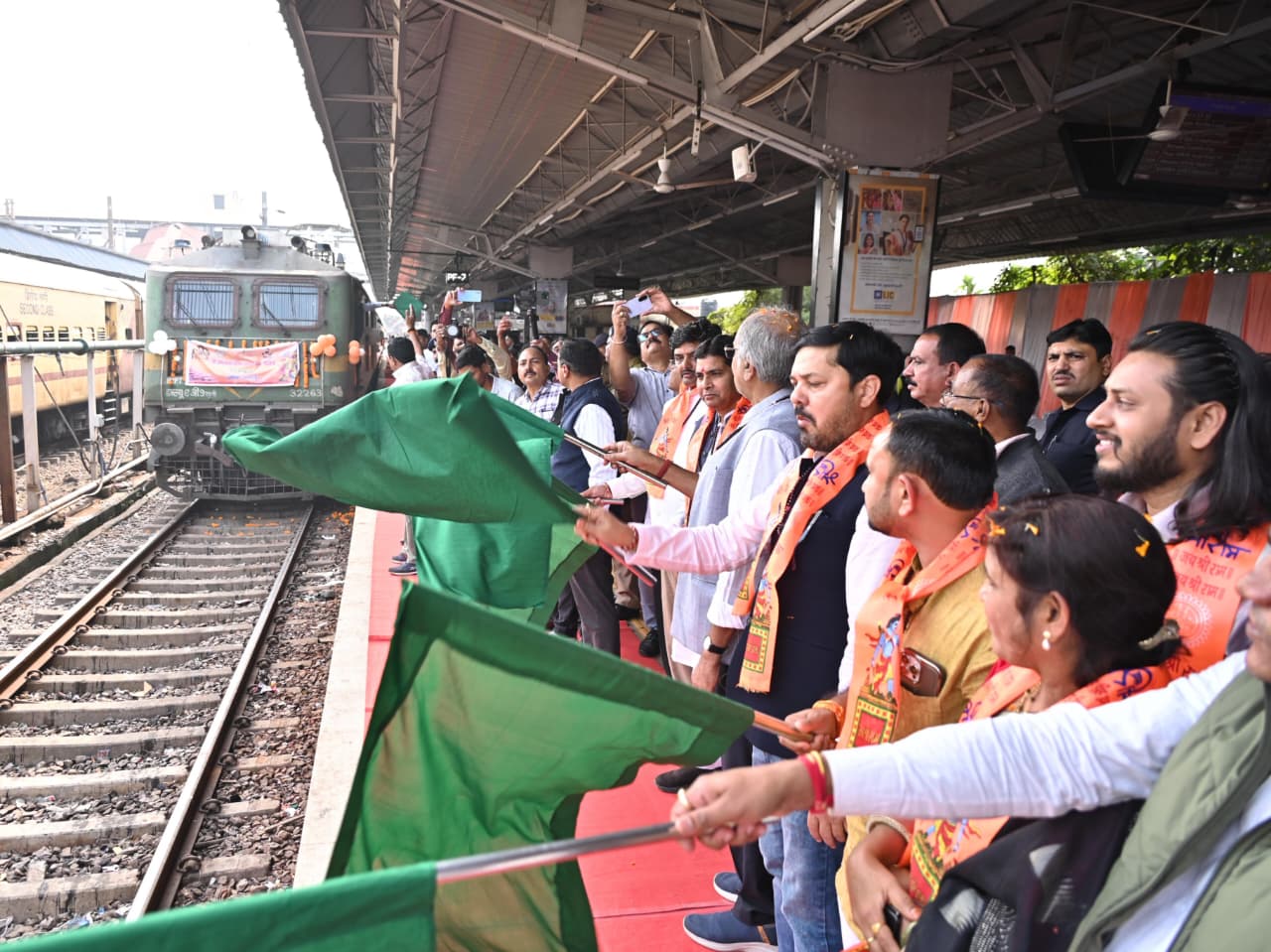 जनसेवा और आस्था का संगम: बृजमोहन अग्रवाल ने &lsquo;राम लला दर्शन योजना&rsquo; के 17वें दल को दिखाया हरी झंडी