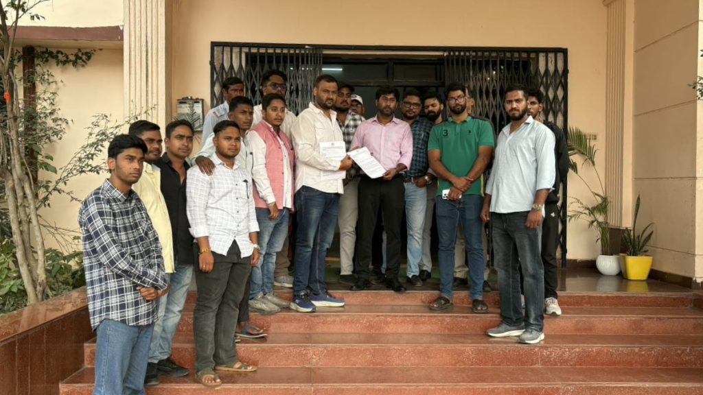 रायपुर में भारत‑साउथ अफ्रीका ODI मैच: NSUI ने खेल विभाग को सौंपा ज्ञापन, कहा‑ छात्रों को दी जाएं 10,000 निःशुल्क सीटें, मांग पूरी न होने पर स्टेडियम घेराव की दी चेतावनी