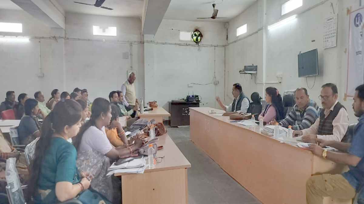 जनपद पंचायत की सामान्य सभा में हंगामा : अधिकारियों की गैरहाजिरी पर भड़के सदस्य