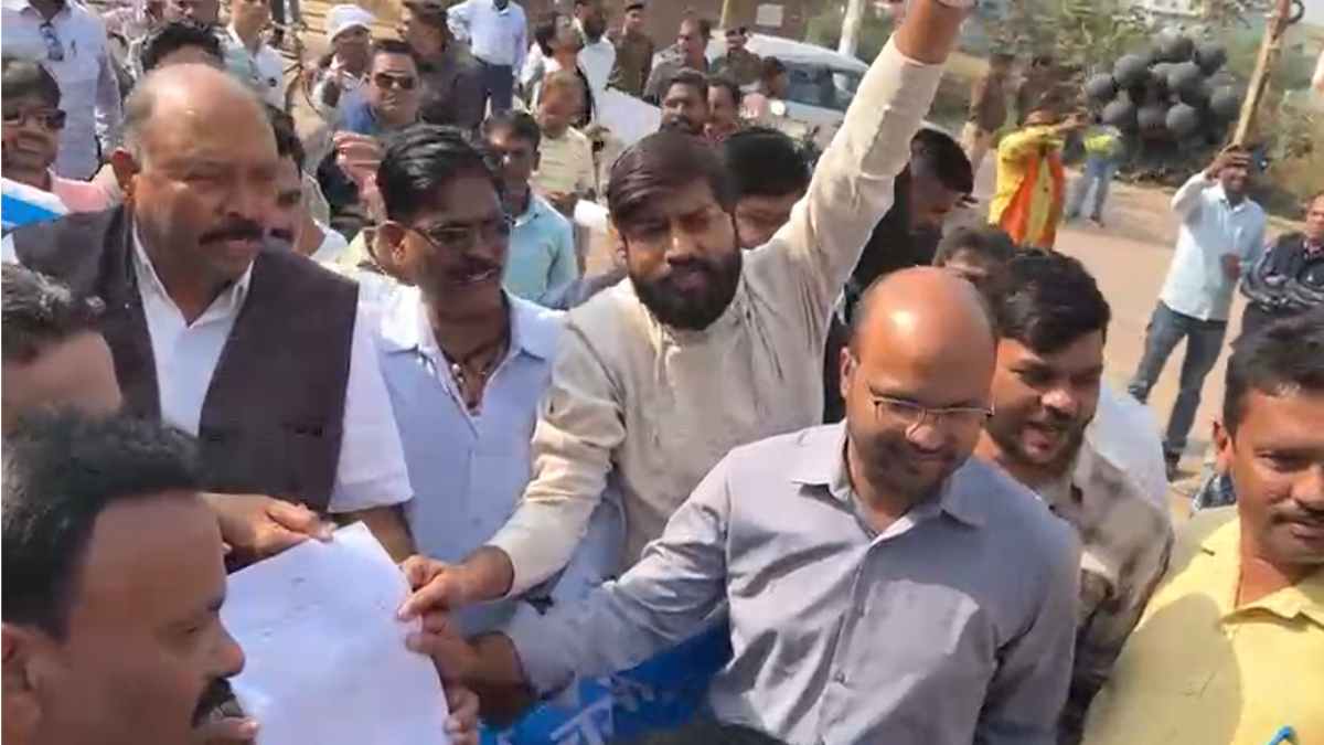 रजिस्ट्री शुल्क और जमीन की सरकारी दर बढ़ाने का विरोध, भाजपाई भी प्रदर्शन में हुए शामिल