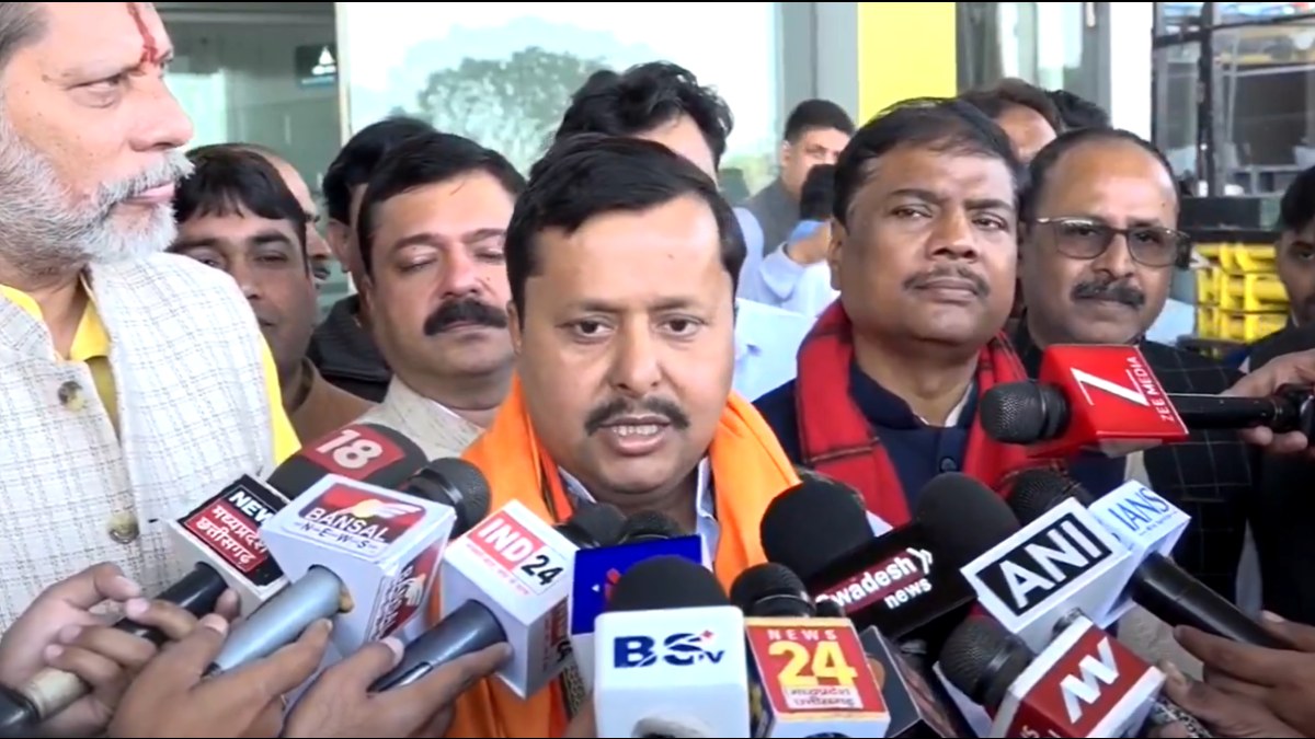बिहार चुनाव में जीत के बाद पहली बार छत्तीसगढ़ पहुंचे प्रदेश प्रभारी नितिन नबिन, एयरपोर्ट पर हुआ भव्य स्वागत