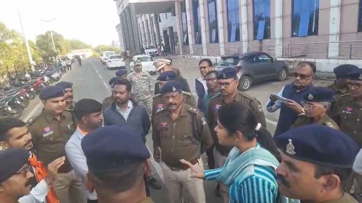 छात्र को पेड़ पर लटकाने का मामला : एबीवीपी ने किया प्रदर्शन