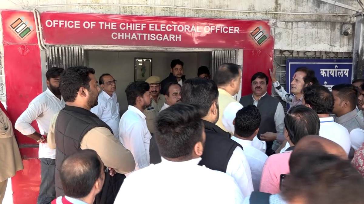 कांग्रेस प्रतिनिधिमंडल ने निर्वाचन आयुक्त से मुलाकात कर SIR की समय सीमा 3 महीने बढ़ाने की मांग की