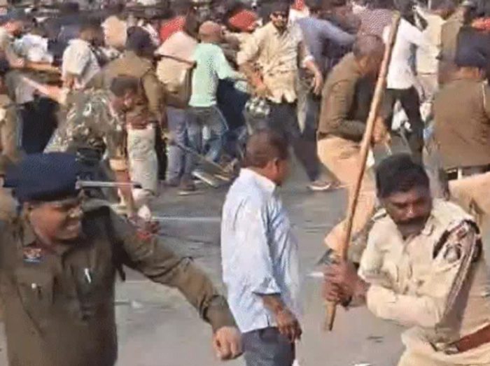 दुर्ग में पुलिस ने किया लाठीचार्ज, प्रदर्शन कर रहे जमीन कारोबारियों को दौड़ा-दौड़ाकर पीटा