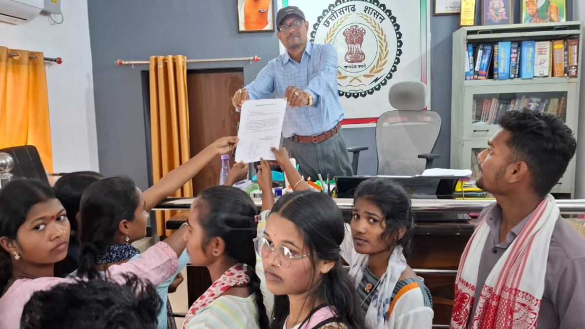 शराब दुकान को हटवाने कलेक्ट्रेट पहुंचे कॉलेज स्टूडेंट्स, उग्र आंदोलन की चेतावनी दी  