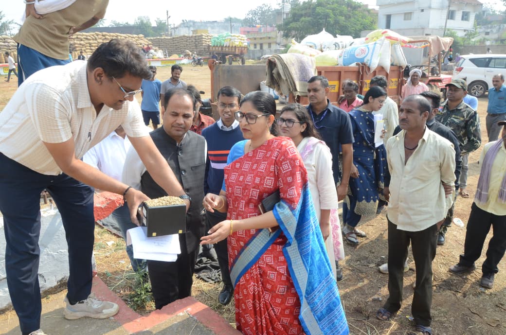 खाद्य सचिव रीना बाबा साहेब कंगाले ने आज जिले के लखौली, पलौद और मंदिर हसौद धान उपार्जन केंद्रों का निरीक्षण कर व्यवस्थाओं का जायजा लिया