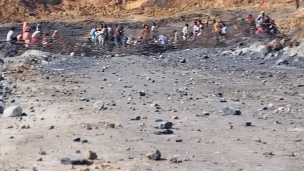 कोयला खदान के एक्सटेंशन पर बिफरे ग्रामीण, लाठी-डंडे, गुलेल, कुल्हाड़ी से पुलिस कर्मियों पर किया हमला, दर्जनों हुए घायल&hellip;