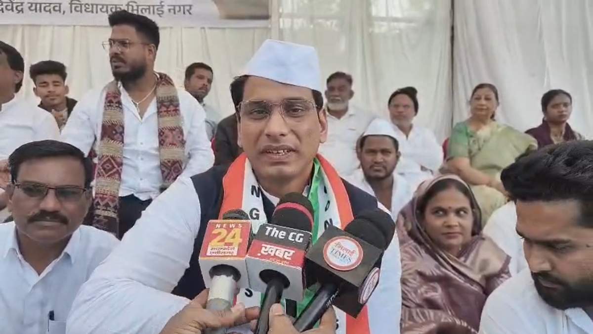 रियल एस्टेट कारोबारियों पर लाठीचार्ज का विरोध : भूख हड़ताल पर बैठे विधायक देवेंद्र यादव, कहा &ndash; 