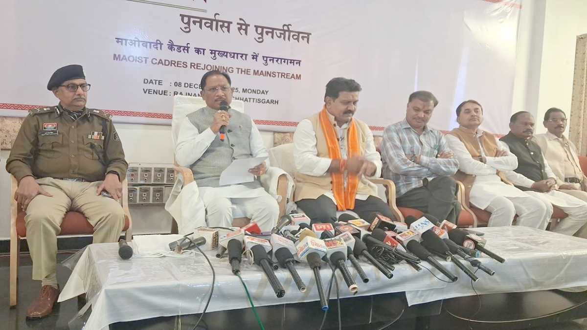 नक्सल सरेंडर पर PC : मुख्यमंत्री विष्णुदेव साय बोले- नक्सलवाद समाप्ति की ओर