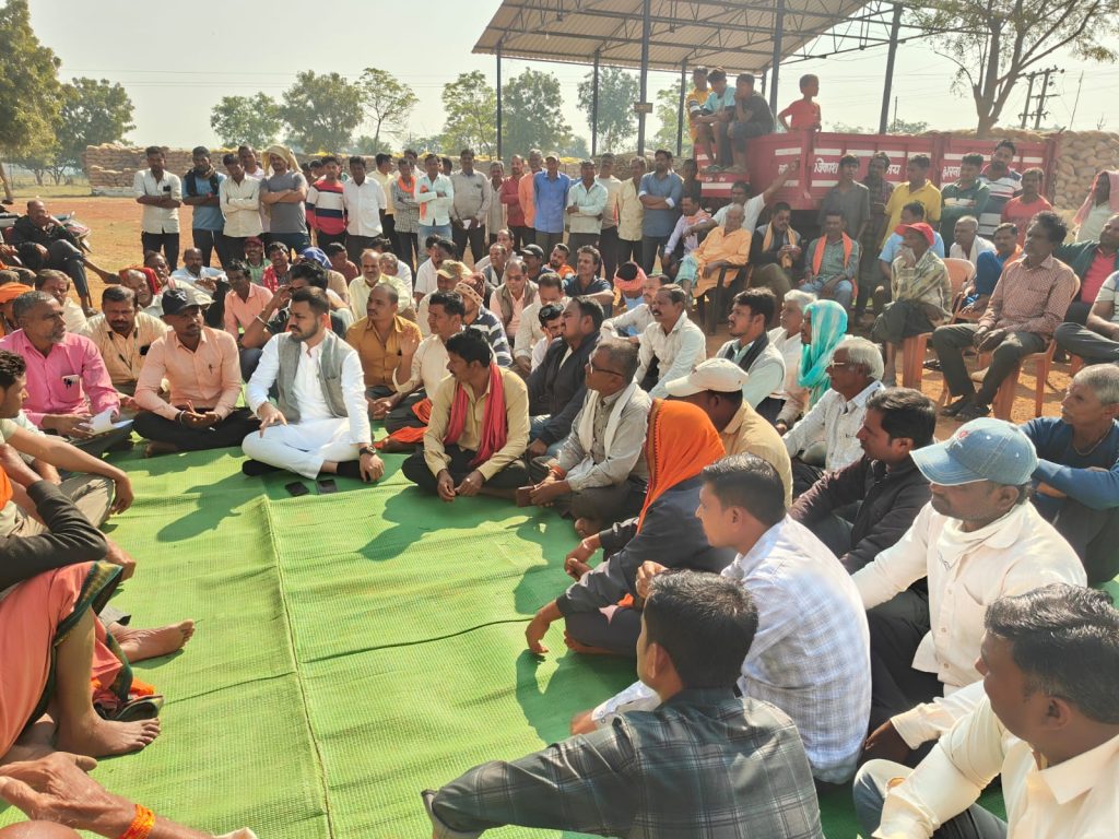 धान खरीदी केंद्र में मनमानी कटौती से किसानों में नाराजगी, धरना प्रदर्शन कर जताया विरोध