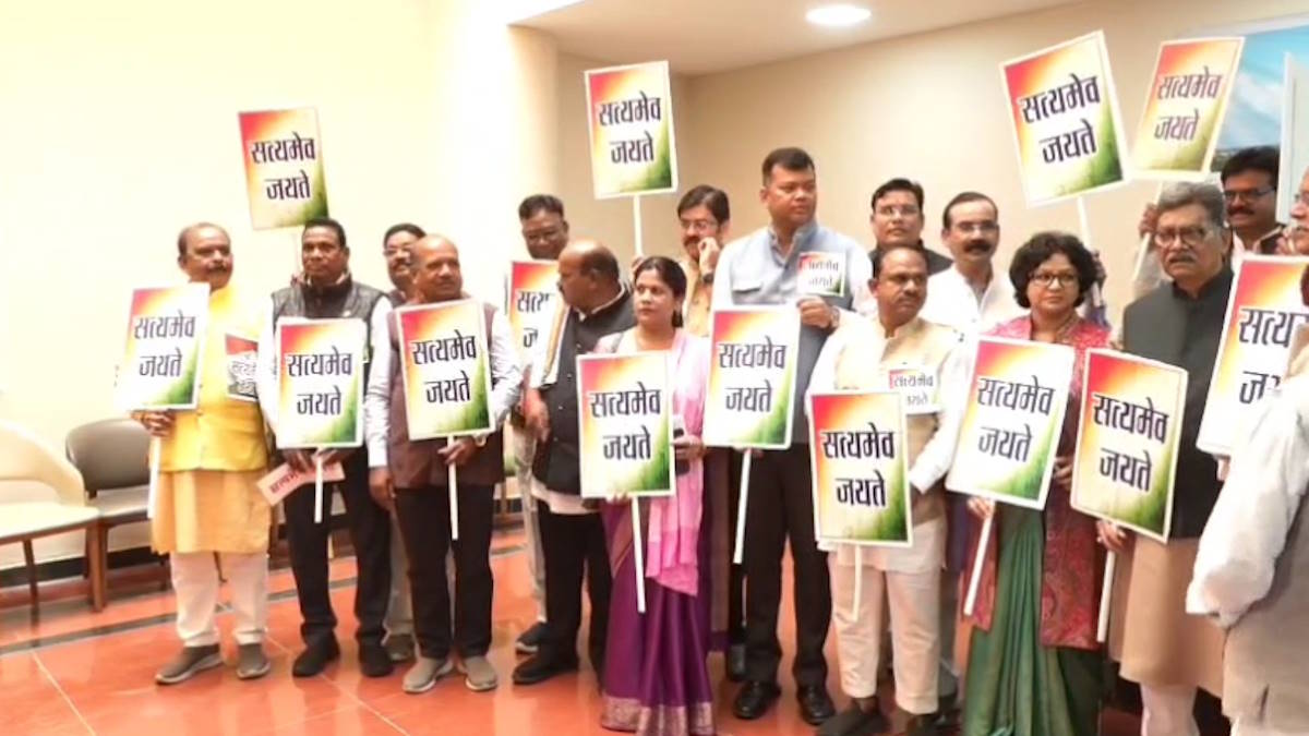 &lsquo;सत्यमेव जयते&rsquo; का पोस्टर लेकर सदन में पहुंचे कांग्रेस विधायक, नारेबाजी करते हुए गर्भगृह में किया प्रवेश, हुए निलंबित&hellip;