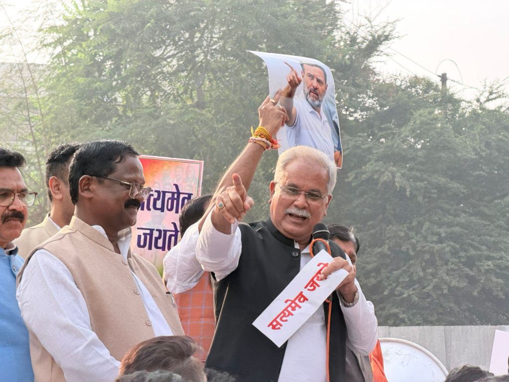 नेशनल हेराल्ड मामले को लेकर कांग्रेस का प्रदर्शन, भाजपा कार्यालय पहुंचने से पहले पुलिस ने रोका, जमकर हुई झूमाझटकी