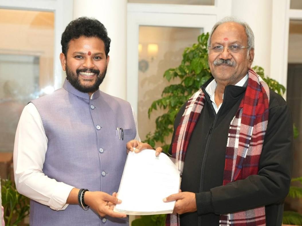 केंद्रीय नागरिक उड्डयन मंत्री से मिले सांसद बृजमोहन अग्रवाल, रायपुर एयरपोर्ट को अंतरराष्ट्रीय दर्जा दिलाने, बिलासपुर एयरपोर्ट अपग्रेडेशन की मांग की